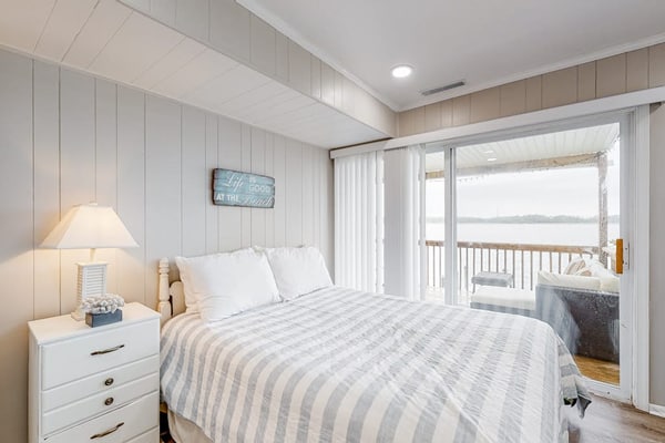 Waterfront oasis with 4 decks, grill, free WiFi, pool access, dock & central AC