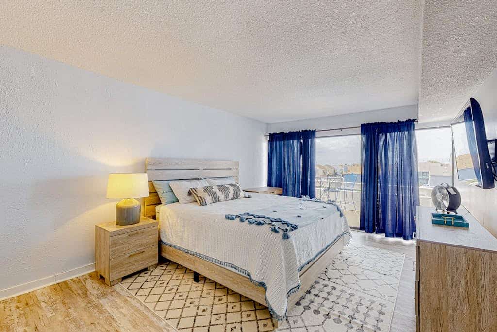 Bayside condo with balcony, sunset view, pool & tennis - steps to Jolly Roger