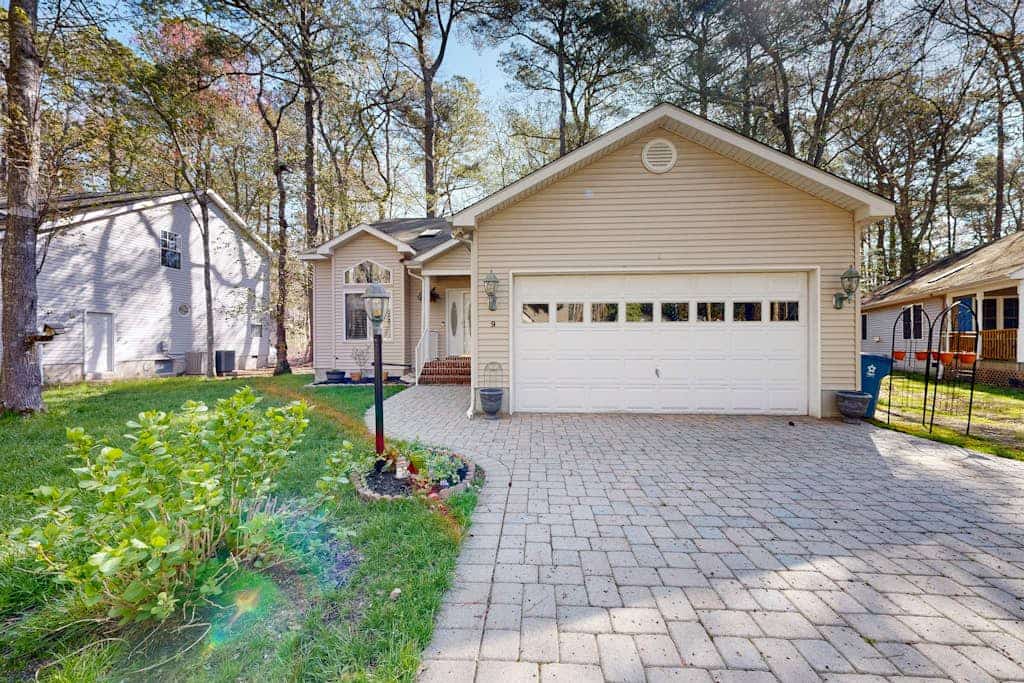 Fantastic gem near the beach with fast WiFi, shared pool, grill, central AC & WD