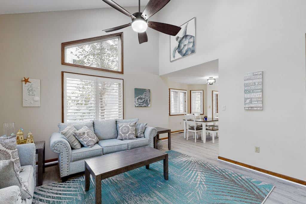 Fantastic gem near the beach with fast WiFi, shared pool, grill, central AC & WD