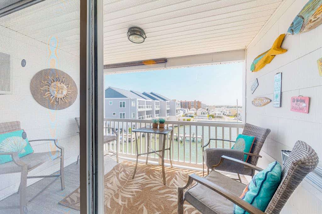 Renovated bayfront condo with water-view balcony & fast WiFi - walk to beach