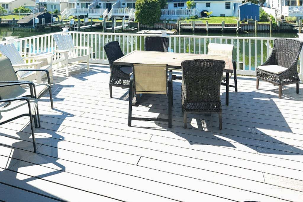 Waterfront beauty with a deck, grill, washer/dryer, and AC - central location