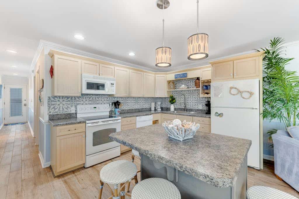 Oceanfront condo with large balcony, beach access, & washer/dryer - great view