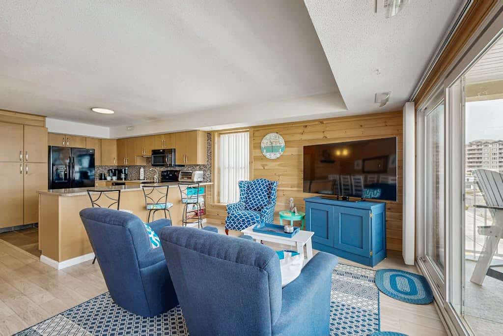 Amazing Mid-Town condo with ocean views, 2 decks, beach access, AC, & WiFi