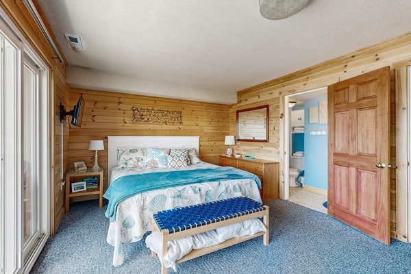 Amazing Mid-Town condo with ocean views, 2 decks, beach access, AC, & WiFi