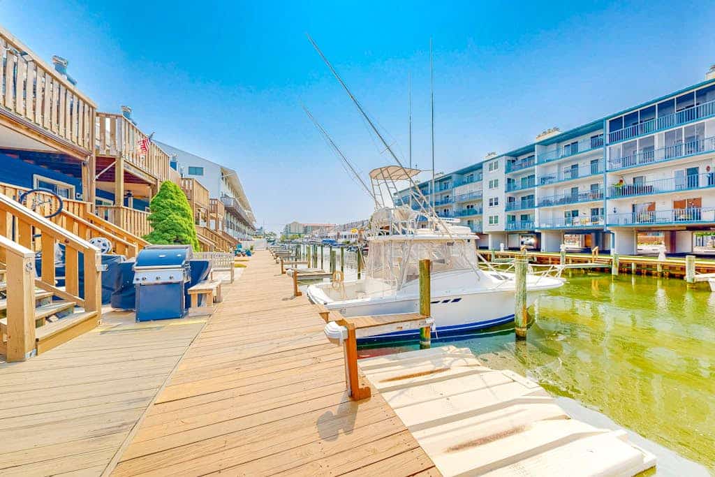 Waterfront townhome with dock access, deck, fast WiFi & washer/dryer
