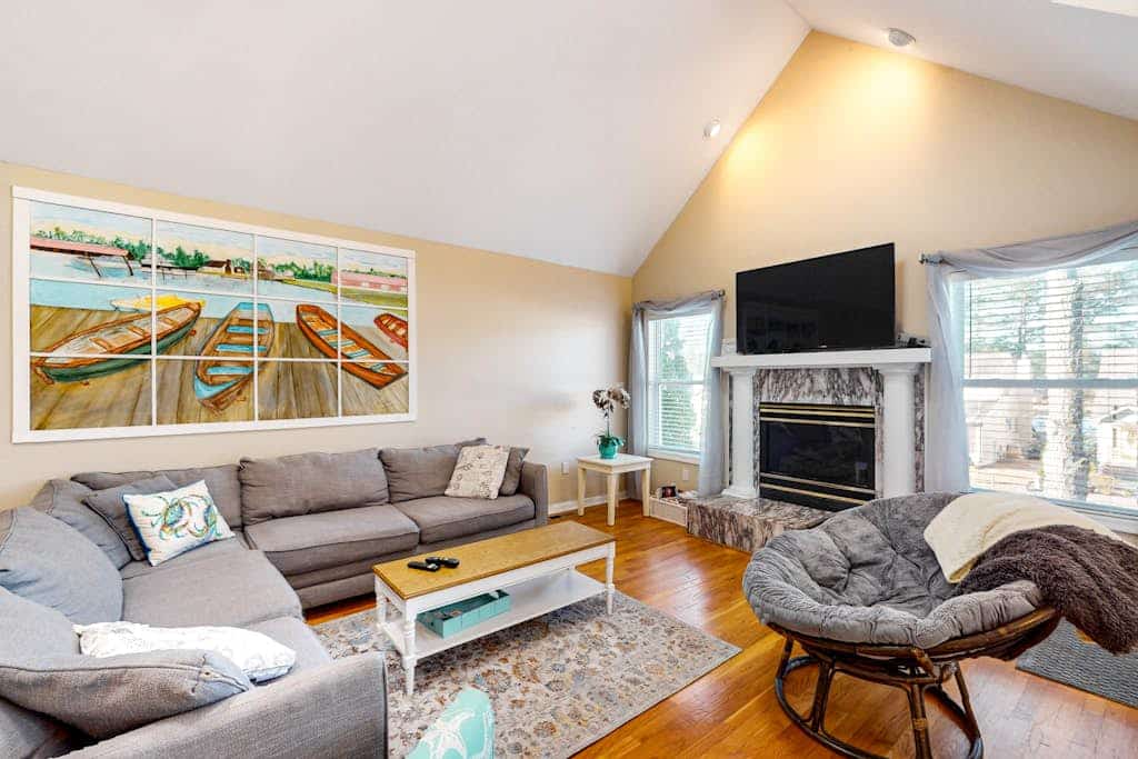 Modern home with screened deck, central AC, washer/dryer & well-equipped kitchen