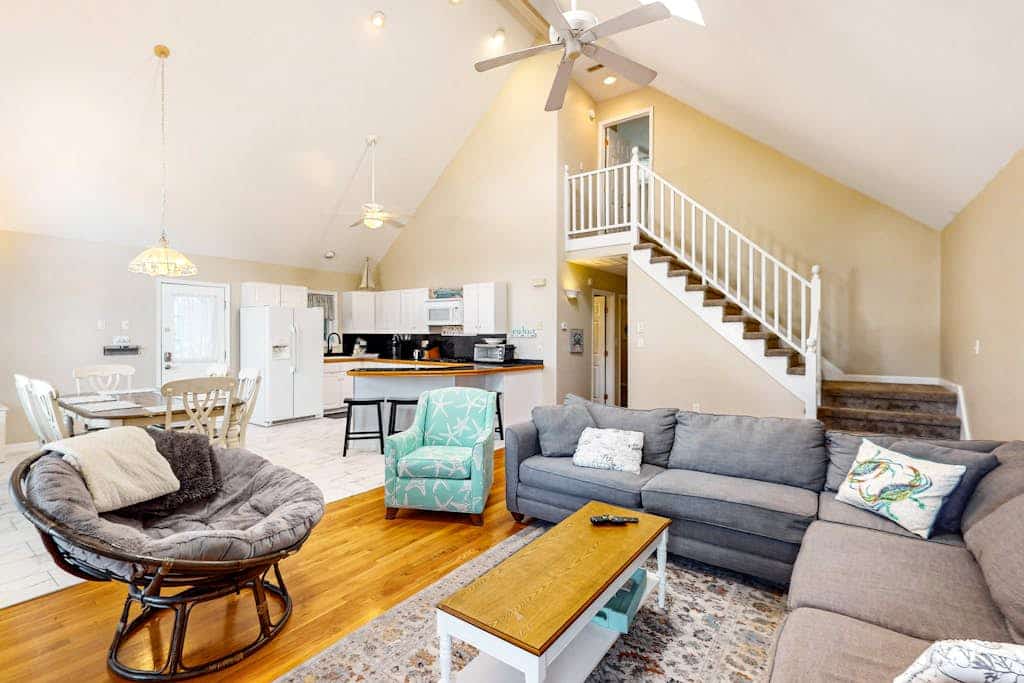 Modern home with screened deck, central AC, washer/dryer & well-equipped kitchen