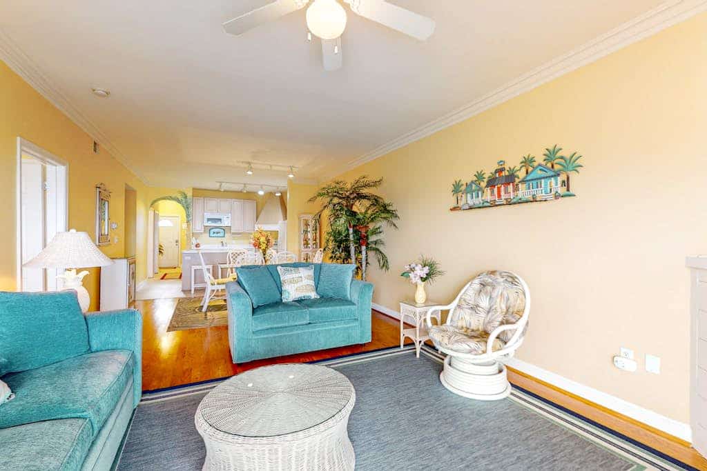 Tropical condo with pool, fast WiFi, W/D & central AC - close to beach