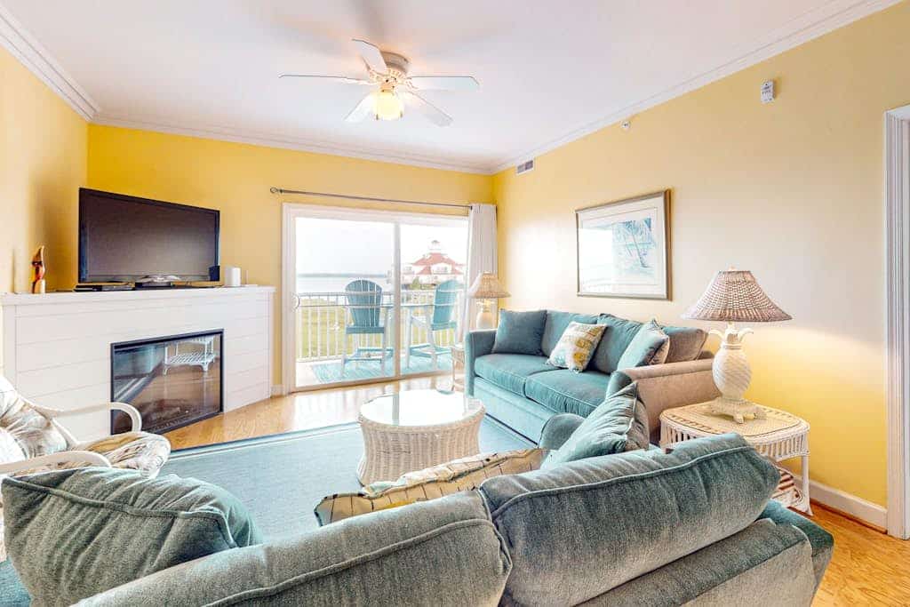 Tropical condo with pool, fast WiFi, W/D & central AC - close to beach