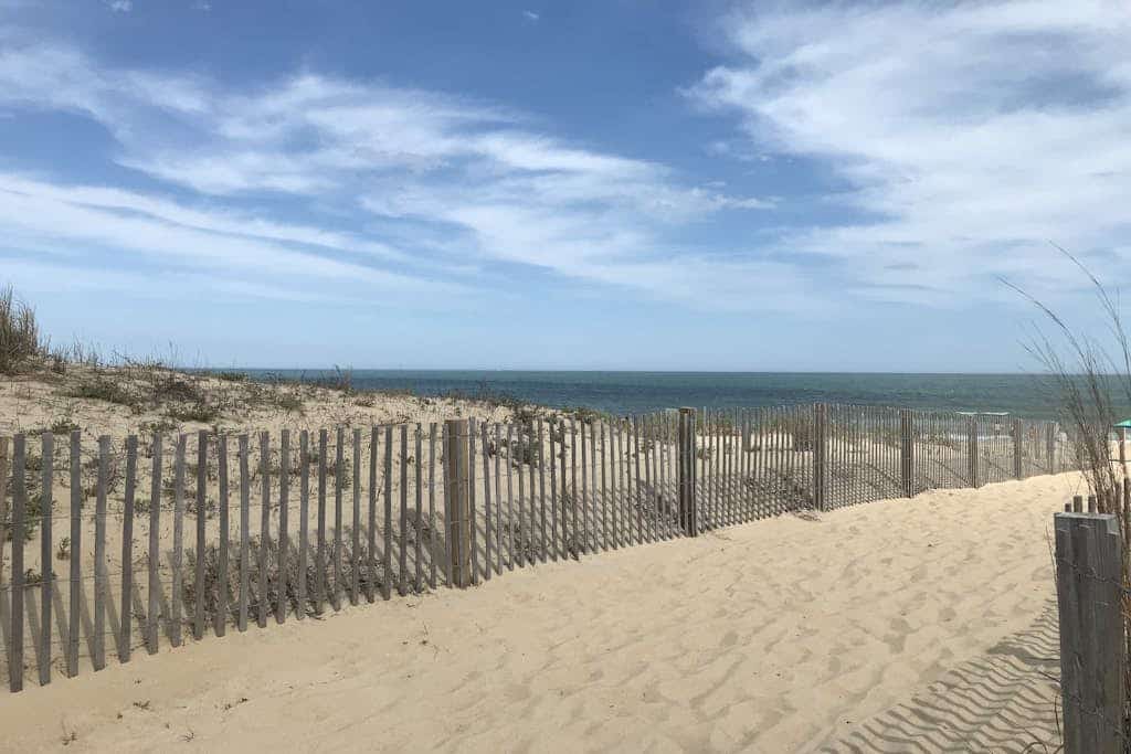 Bright & beachy getaway near white sand with fast WiFi, open layout, AC & W/D
