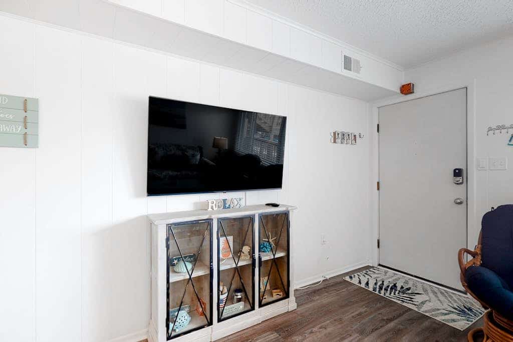Bright & beachy getaway near white sand with fast WiFi, open layout, AC & W/D