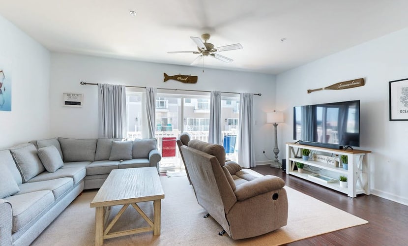 Bay view townhome with pool access, fast WiFi, central AC, & a washer/dryer