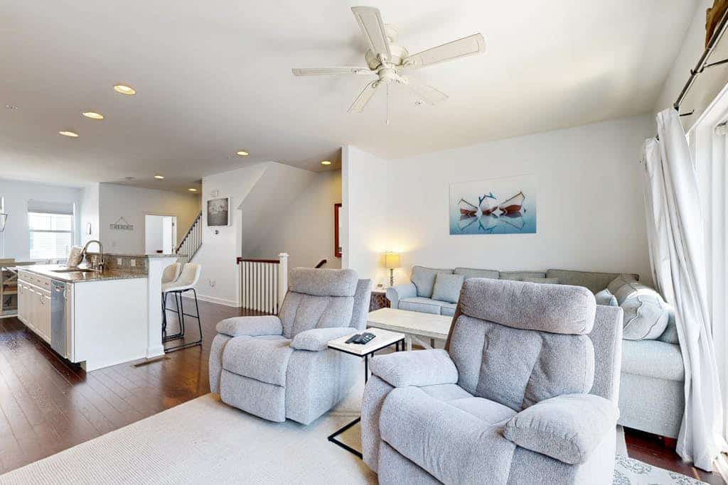 Bay view townhome with pool access, fast WiFi, central AC, & a washer/dryer