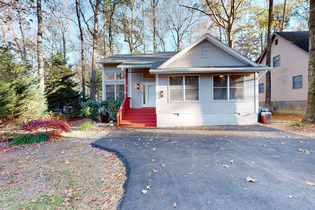 Contemporary, spacious home with firepit, washer/dryer, & central AC