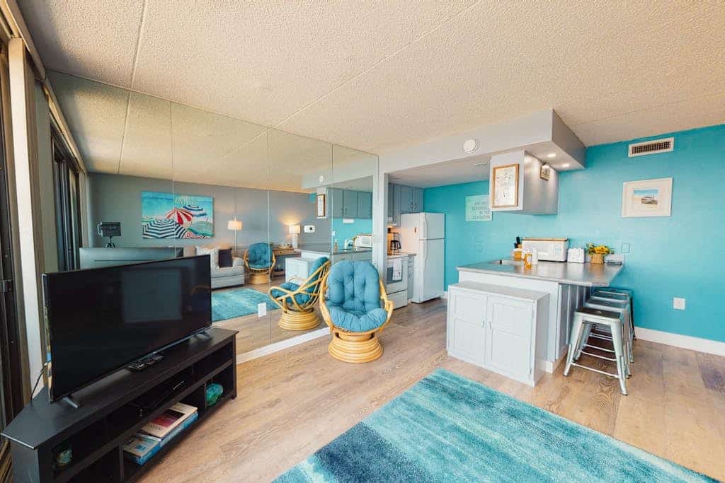 Oceanfront condo with a balcony, central AC, pools, game room & sports courts
