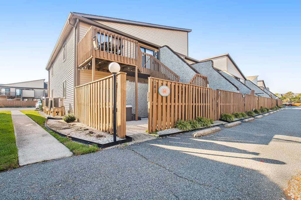Updated condo w/private hot tub/shared pool, easy walk to beach & bay