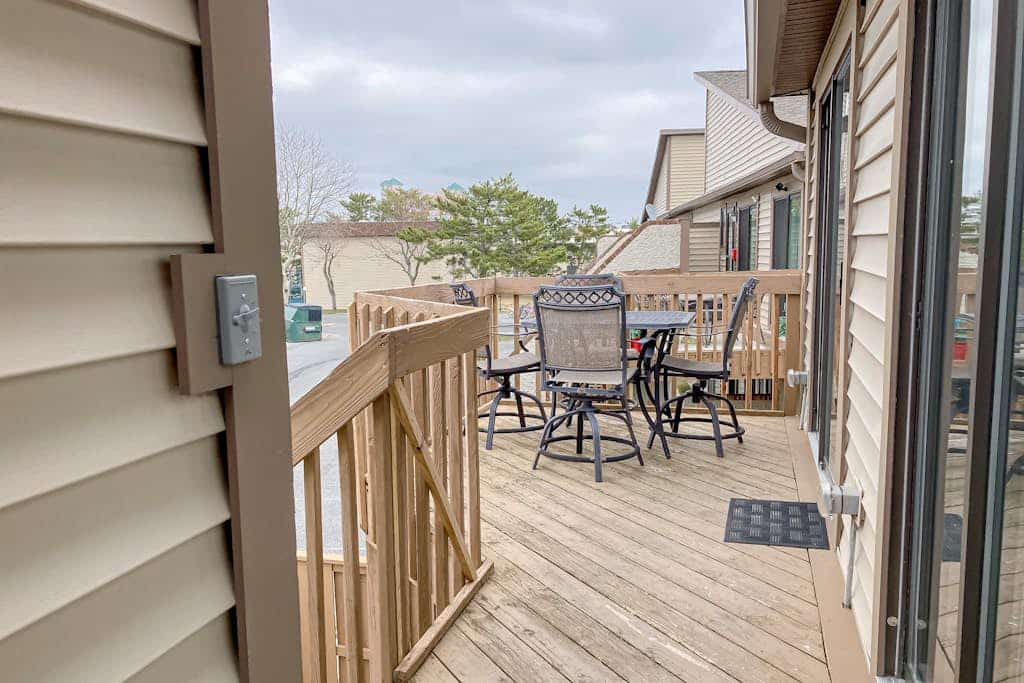 Updated condo w/private hot tub/shared pool, easy walk to beach & bay