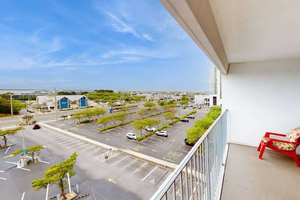 Bay-view 5th-floor condo with balcony, AC, indoor pool & gym - walk to beach