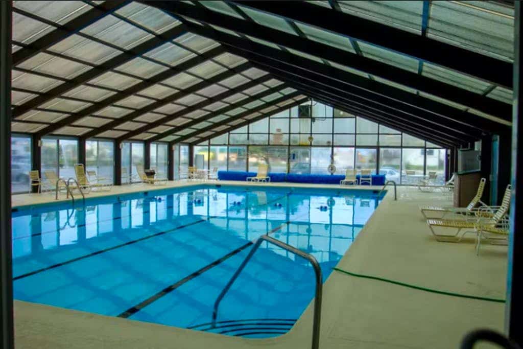 Bay-view 5th-floor condo with balcony, AC, indoor pool & gym - walk to beach