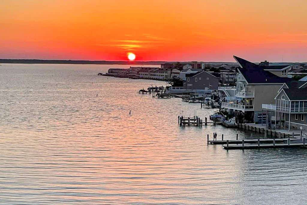 Bayfront third-floor condo with sunset views, fast WiFi, and walkable location