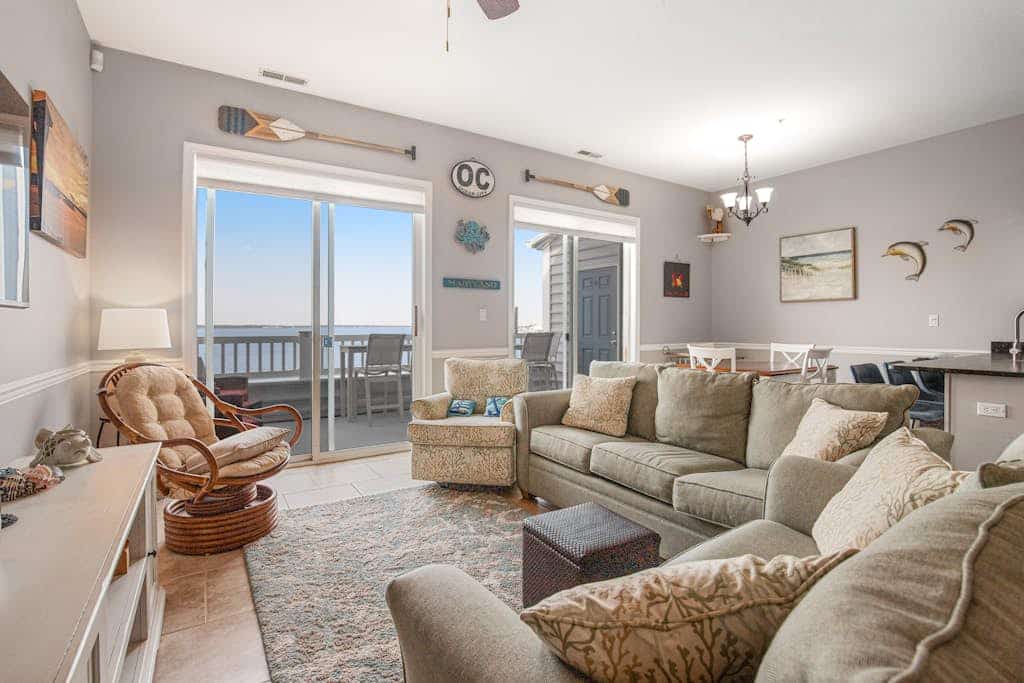 Bayfront third-floor condo with sunset views, fast WiFi, and walkable location