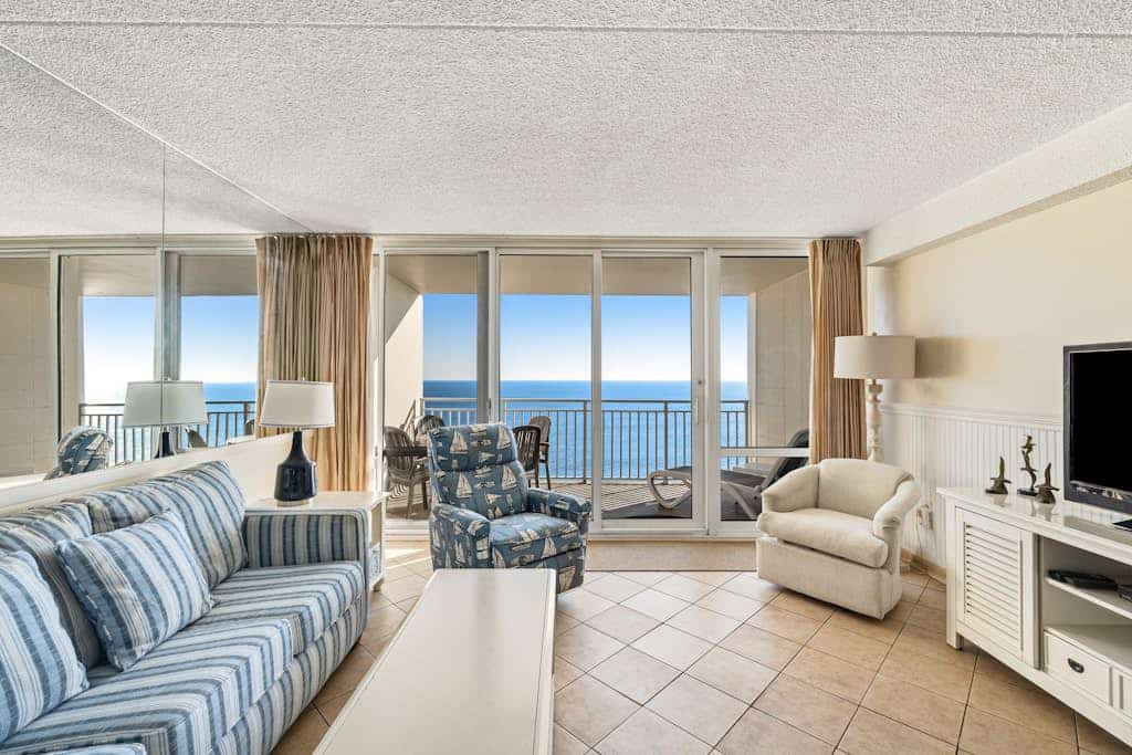 Beautiful beachfront condo with pools, ice rink, arcade, gym, & fast WiFi