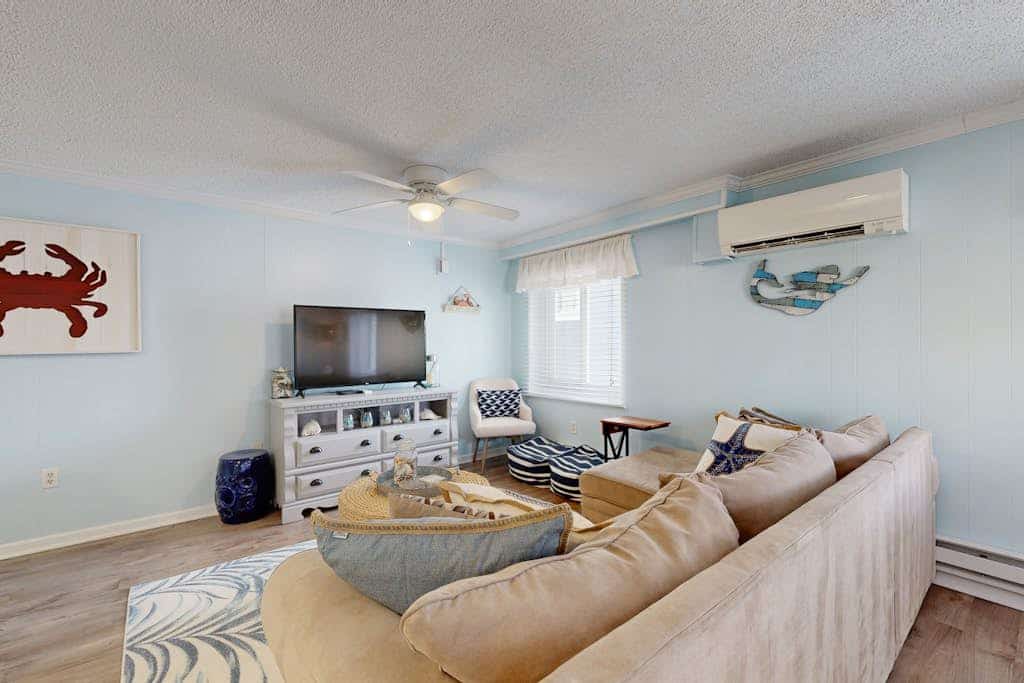 Beachy updated condo steps from beach with fast WiFi & furnished balcony