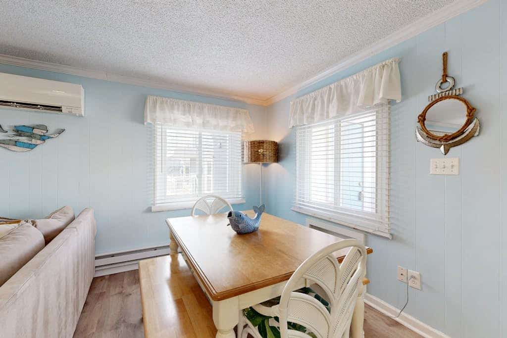 Beachy updated condo steps from beach with fast WiFi & furnished balcony