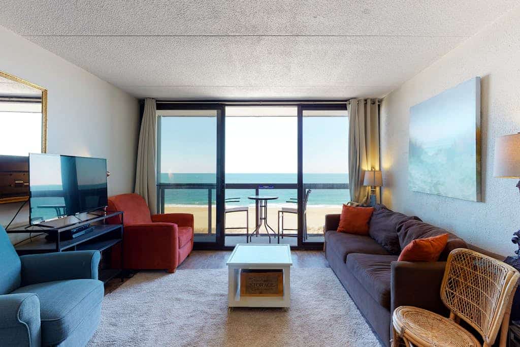 Delightful beachfront studio with full kitchen, balcony, pools, gym & tennis