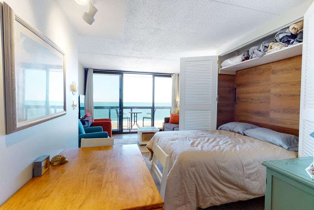 Delightful beachfront studio with full kitchen, balcony, pools, gym & tennis