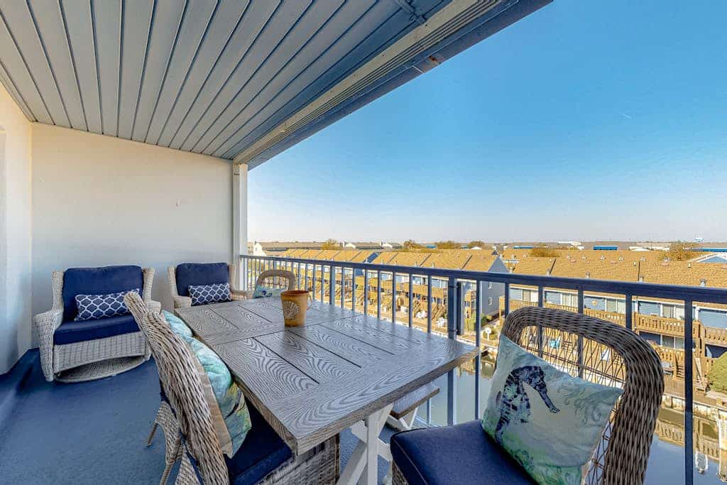 Fourth Floor Condo w/ Shared Pool, Bay View, Central AC, & Private Washer/Dryer