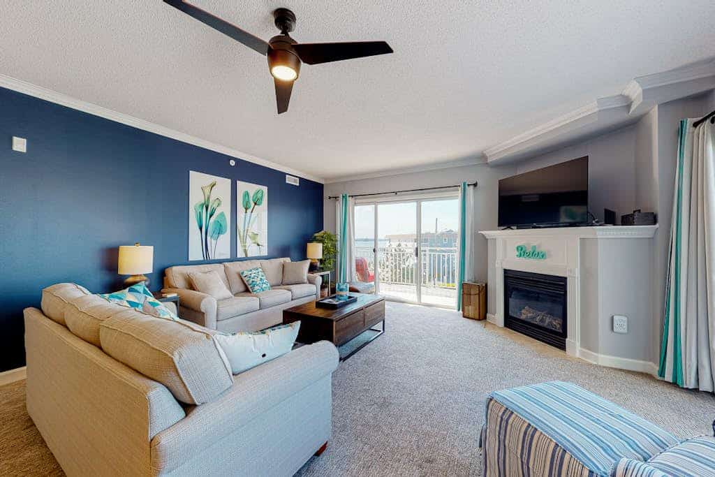 Bright and Spacious Vacation Getaway in Bayside Complex w/Shared Pool & WiFi