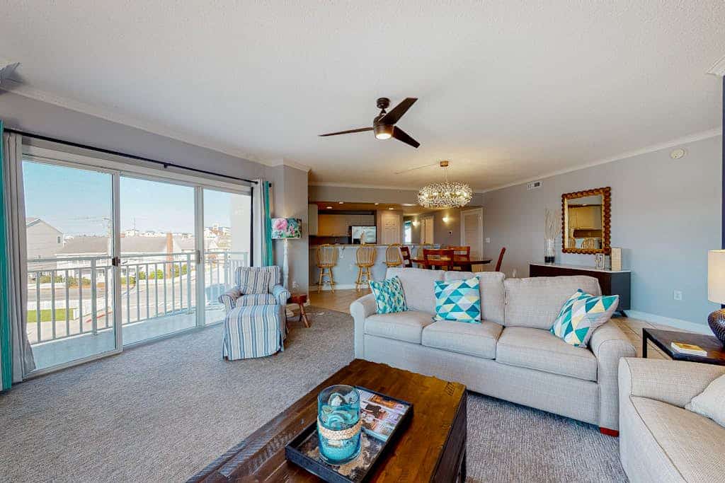 Bright and Spacious Vacation Getaway in Bayside Complex w/Shared Pool & WiFi