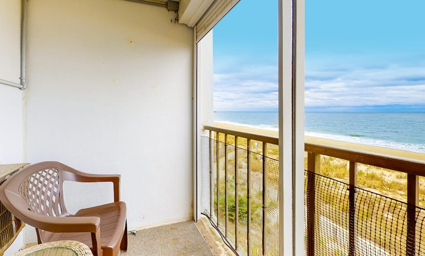 Oceanfront Condo with Beach Views, WiFi, Washer-Dryer, Parking & Walkable Locale