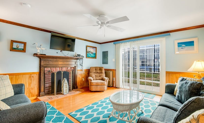 Gorgeous townhouse with seasonal shared pool, central ac, patio, & wifi