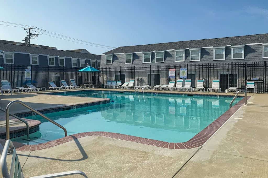 Gorgeous townhouse with seasonal shared pool, central ac, patio, & wifi