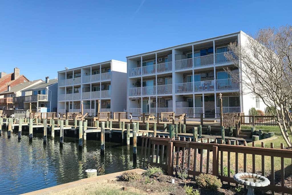 Waterfront Condo - Shared dock - Free WiFi, Partial AC, Washer/Dryer