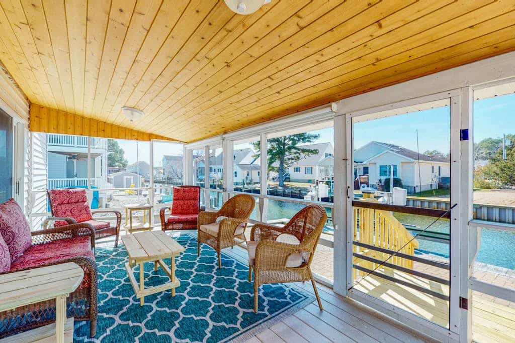 Waterfront wonder with screened porch, washer/dryer, private boat dock & ramp