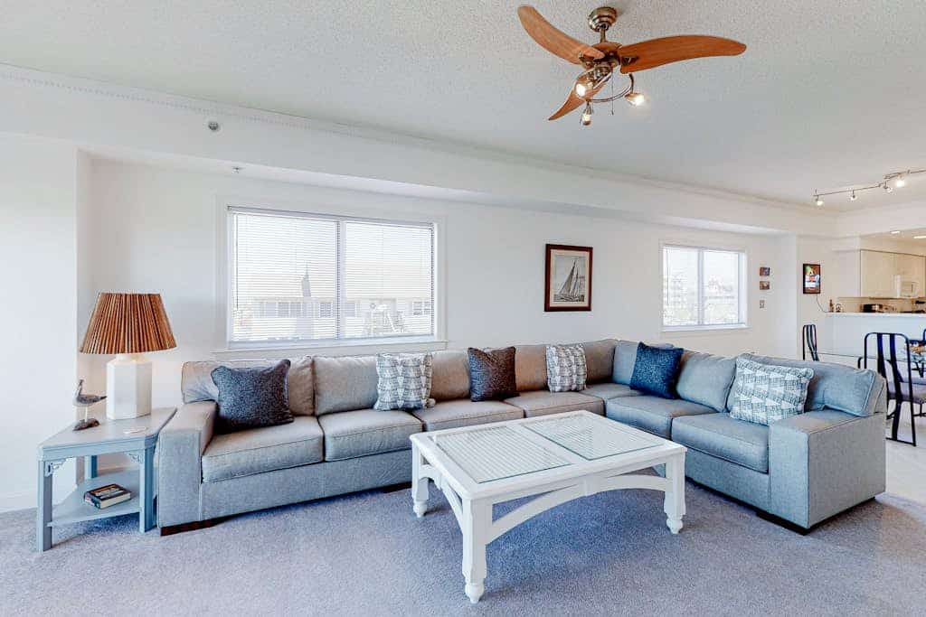 Corner condo with a rooftop pool, fast WiFi, AC, washer/dryer - near beach