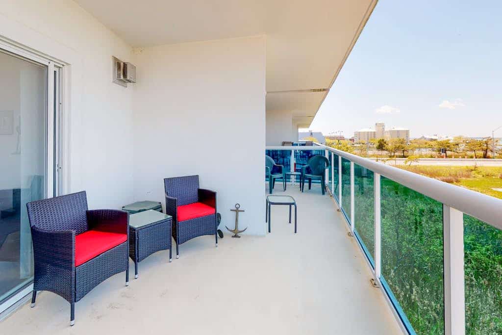Corner condo with a rooftop pool, fast WiFi, AC, washer/dryer - near beach