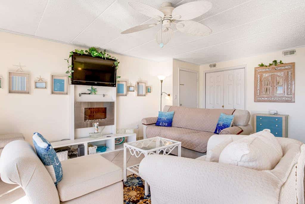 Sunny, Bay View Condo with Free WiFi, Full Kitchen, Central A/C, & Shared Pool