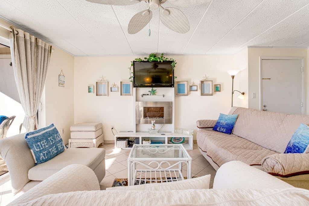 Sunny, Bay View Condo with Free WiFi, Full Kitchen, Central A/C, & Shared Pool