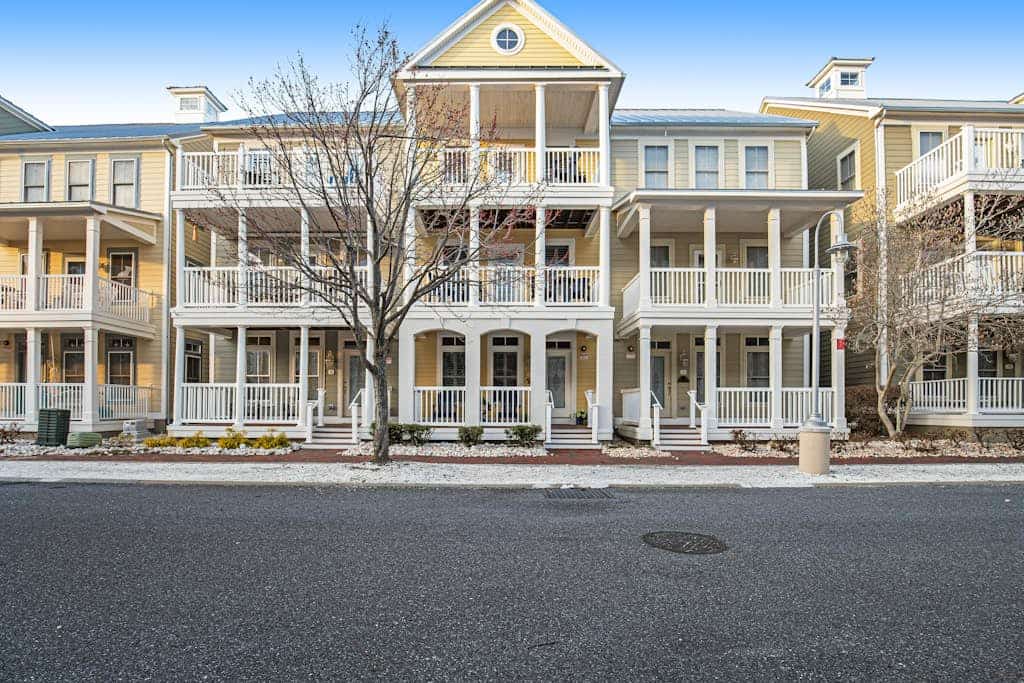 Luxury townhome with bay views - pools, gym & private beaches - central AC