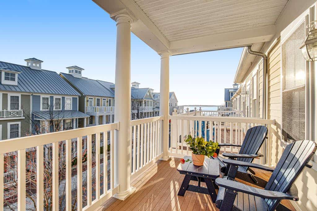 Luxury townhome with bay views - pools, gym & private beaches - central AC