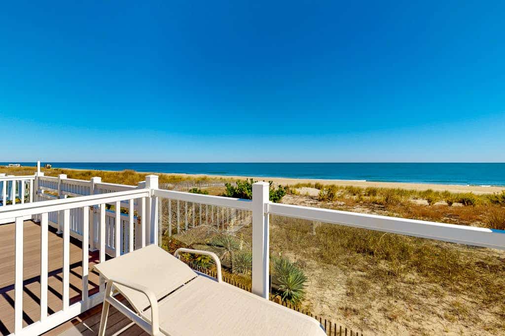 Lovely Beachfront Home w/Spectacular Ocean Views From Deck + Free WiFi