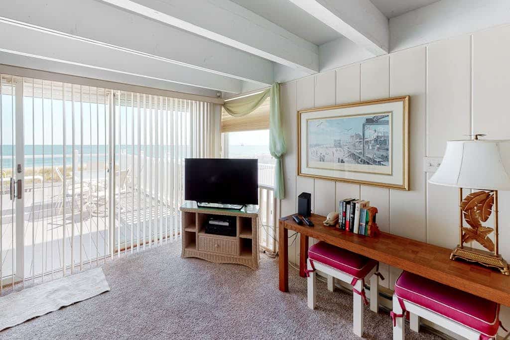 Lovely Beachfront Home w/Spectacular Ocean Views From Deck + Free WiFi