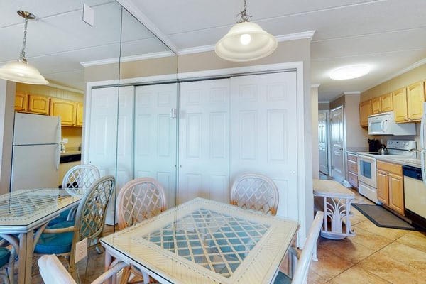 Oceanfront Condo with Balcony, Gorgeous Views, Washer/Dryer & Free WiFi