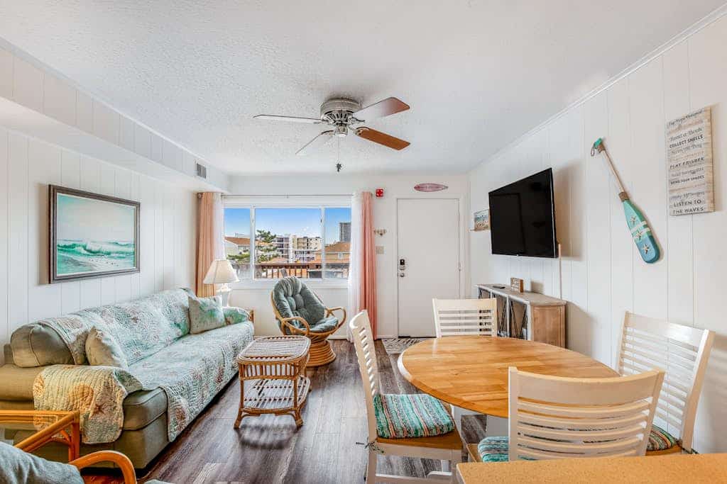 Beach & Bright Oceanfront Condo W/ Fast WiFi, Patio, Beach Access & More