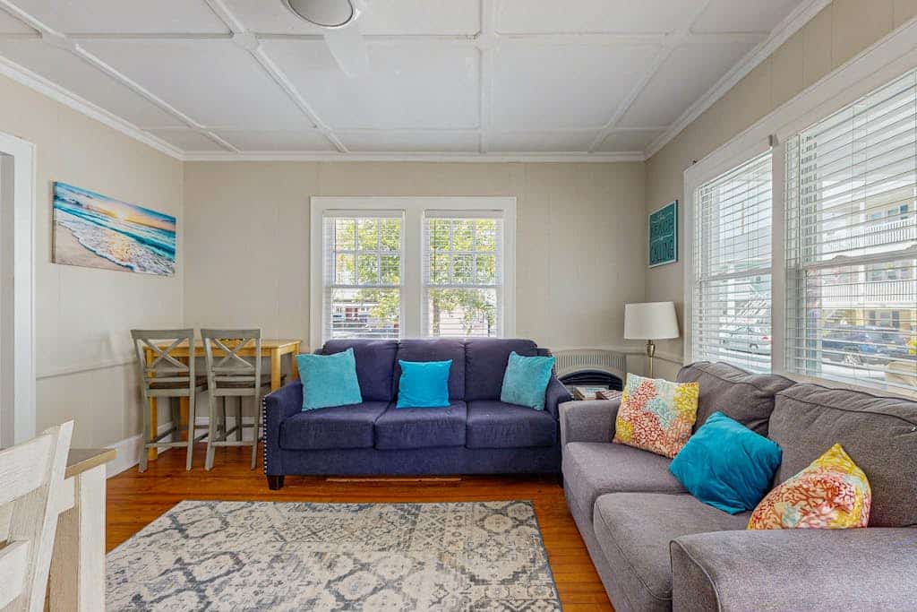 Walk Everywhere - Cute Coastal Cottage - Alfresco Dining, Outdoor Shower & Porch